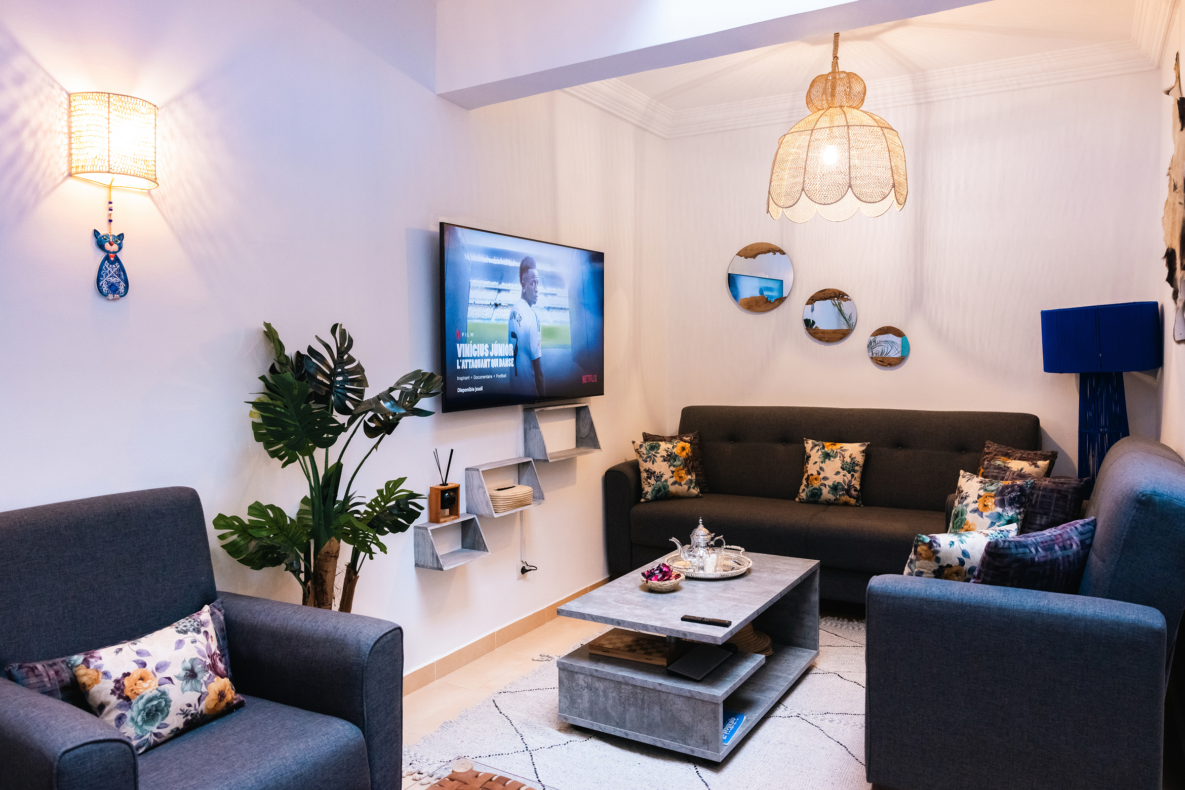 Dar Bassidi living room with Netflix